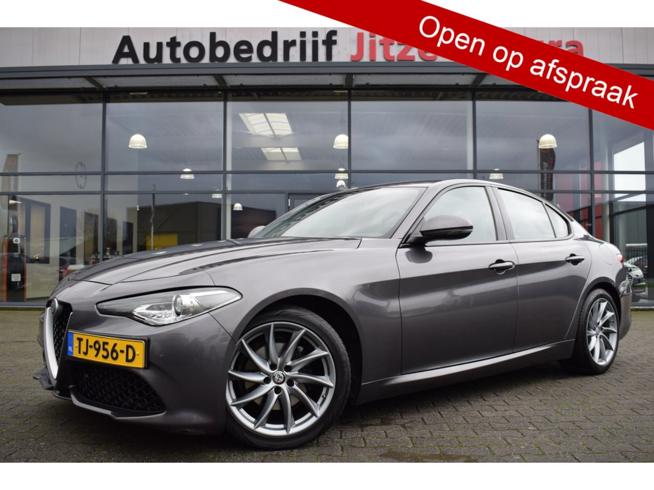 Alfa Romeo Giulia - 2.0T 200pk Automaat Super Veloce Bi-Xenon | Bruin Leder | Sportstoelen | Carplay | 18 Inch - AutoWereld.nl