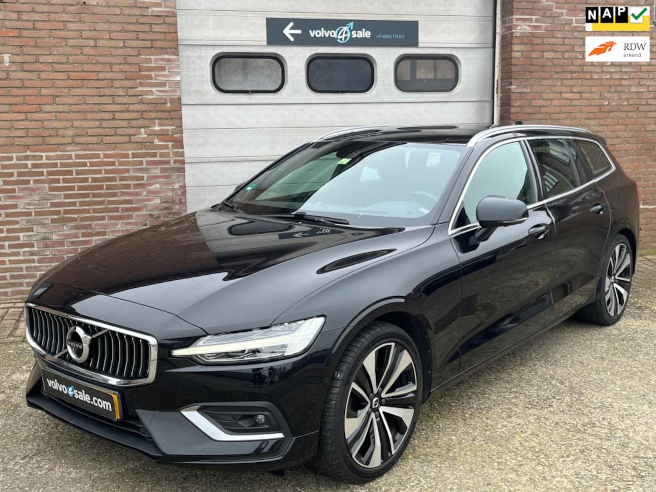 Volvo V60 - 2.0 D4 Inscription Automaat 2020 Broken Engine Export - AutoWereld.nl