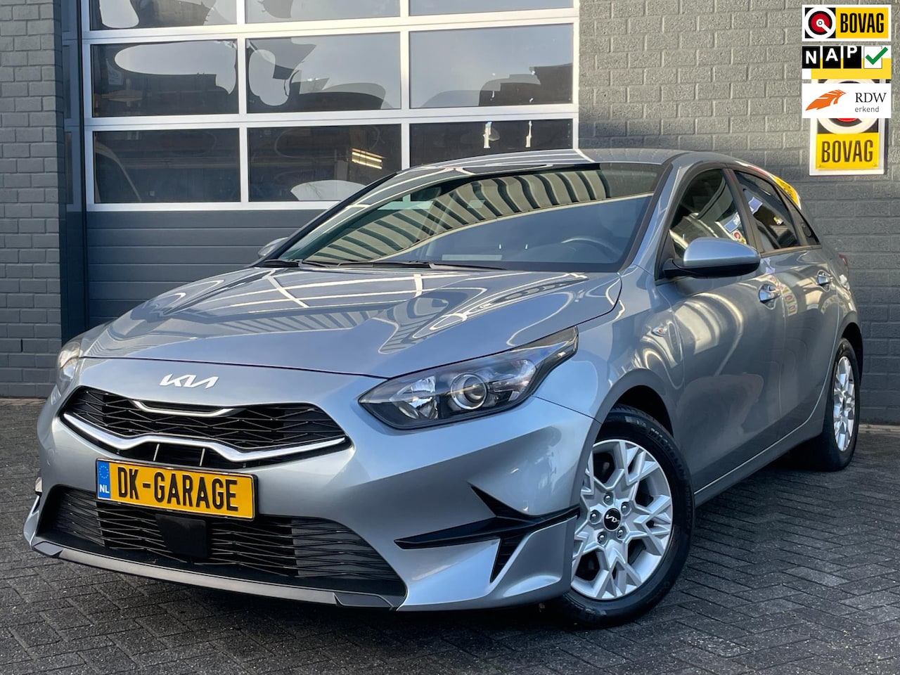 Kia Cee'd - Ceed 1.0 T-GDi DynamicLine NIEUWE TYPE, Apple carplay, Navi, Camera - AutoWereld.nl