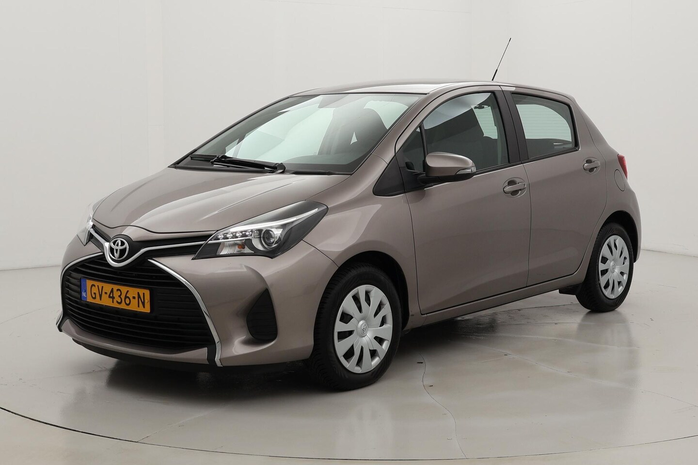 Toyota Yaris - 1.3 VVT-i Aspiration | Navigatie | All seasons - AutoWereld.nl