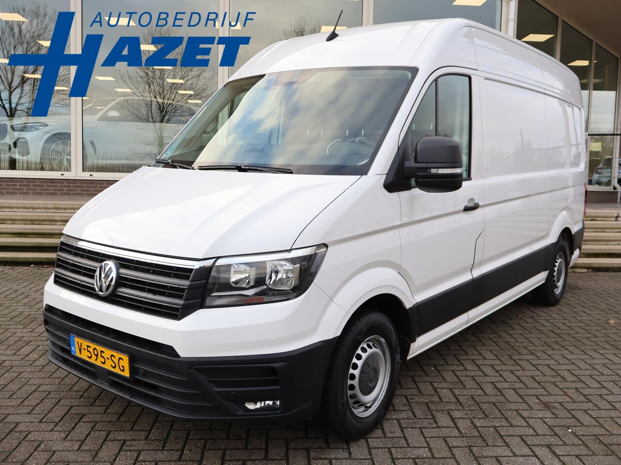 Volkswagen Crafter - 35 2.0 TDI 140 PK L3H3 + WERKPLAATS INRICHTING + TREKHAAK 3000 KG | CAMERA | DAB | APPLE C - AutoWereld.nl