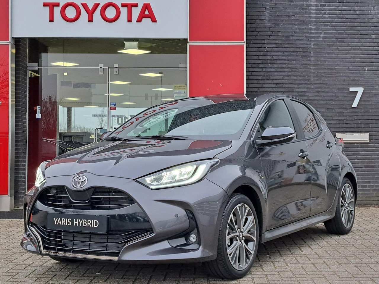 Toyota Yaris - 1.5 HYBRID 130 EXECUTIVE APPLE/ANDROID 17"LMV LED STOEL/STUURVERW. HALF-LEDER PRIVACY-GLAS - AutoWereld.nl