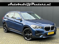 BMW X1 - sDrive20i Sport Line P-dak LED Navi H/K Sfeerlicht Trekhaak