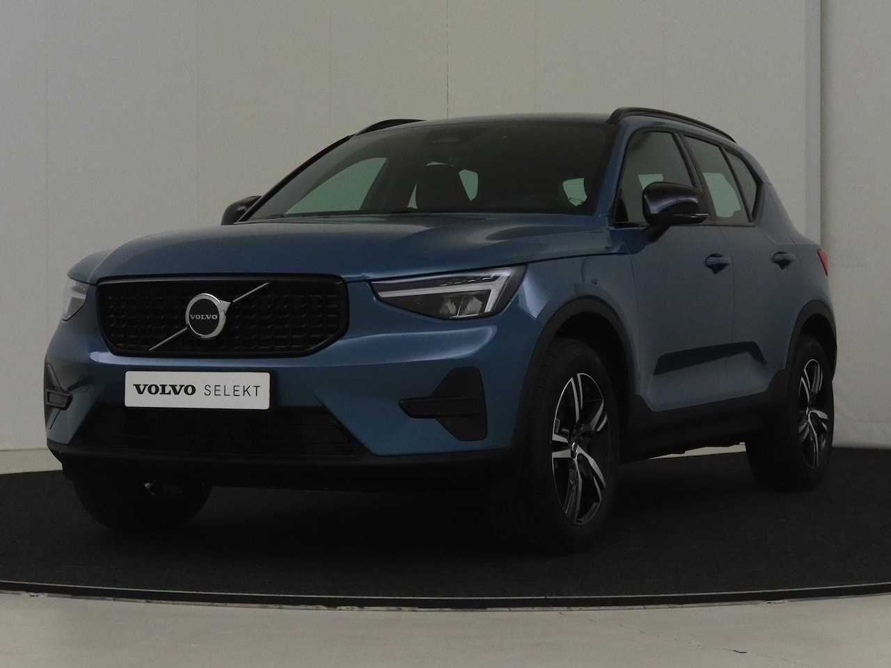 Volvo XC40 - 2.0 B4 Plus Dark | Trekhaak | Pilot assist | Stoel- en stuurwielverwarming | Dode hoek det - AutoWereld.nl