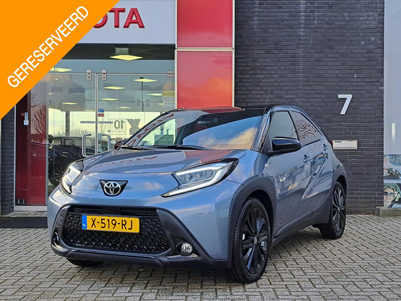 Toyota Aygo X - PREMIUM APPLE/ANDROID JBL 18"LMV STOELVERWARMING KEYLESS NAVI PARK-SENSOREN LED-PAKKET NL- - AutoWereld.nl