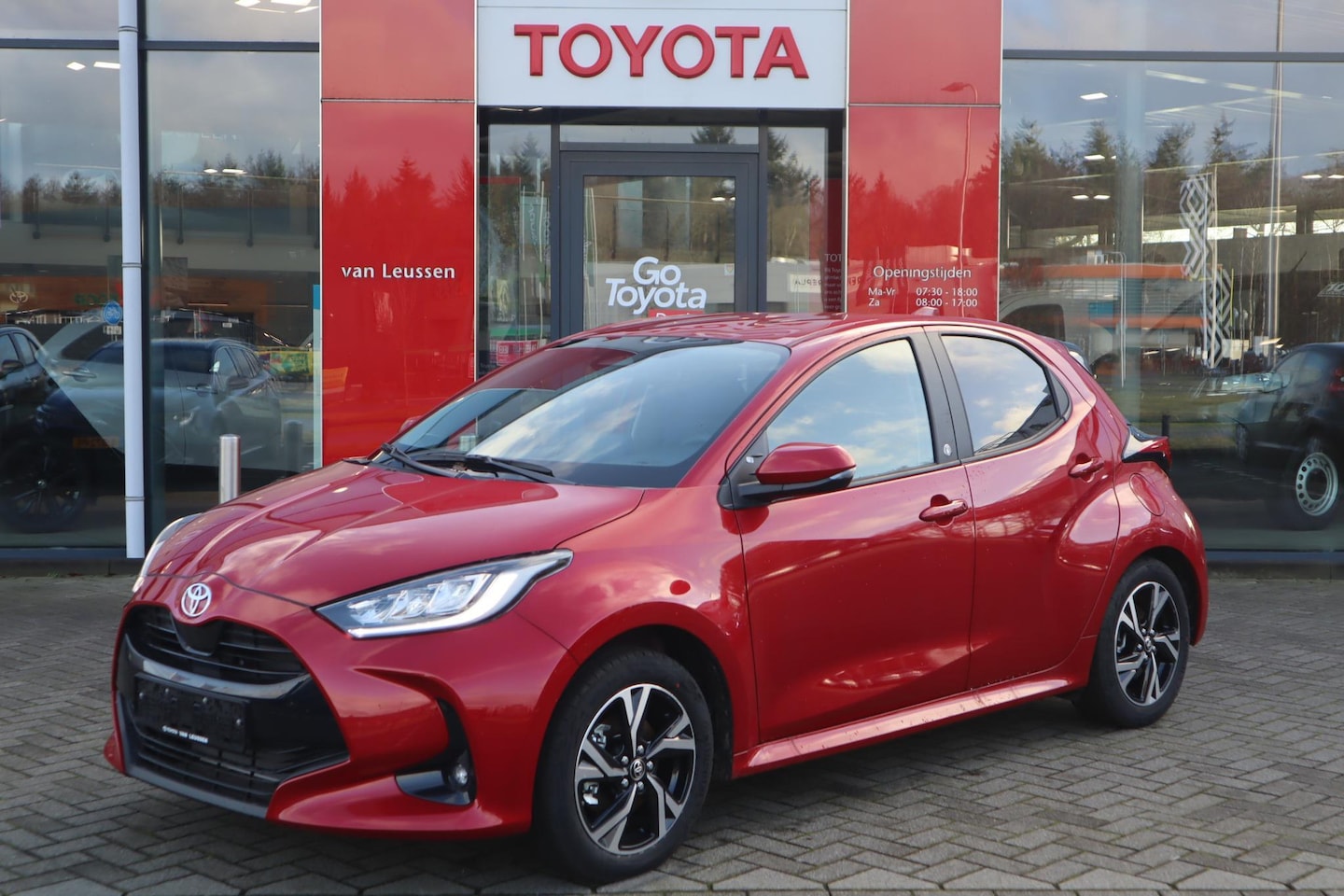 Toyota Yaris - 1.5 HYBRID DYNAMIC APPLE/ANDROID LMV16" LED KEYLESS STOEL/STUURVERW. PRIVACY-GLASS DRAADLO - AutoWereld.nl