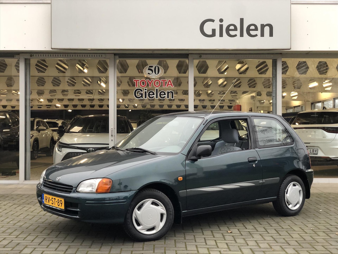 Toyota Starlet - 1.3 16V | Eerste eigenaar, nieuw geleverd, Zeer weinig KM, Stuurbekrachtiging, Elektrische - AutoWereld.nl