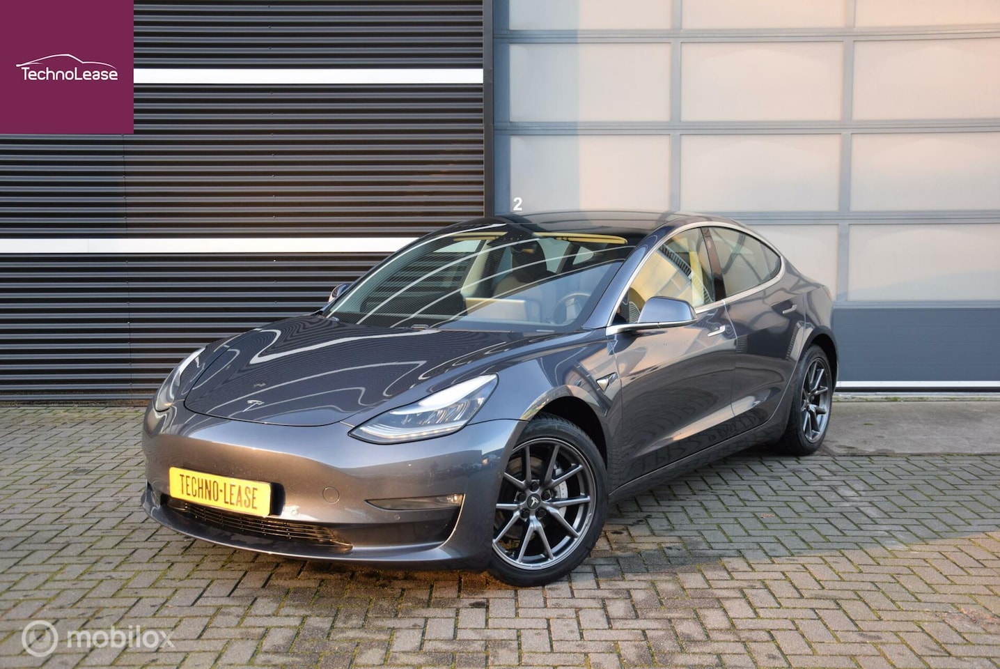 Tesla Model 3 - Long Range RWD Long Range AWD 75 kWh mooie staat! - AutoWereld.nl