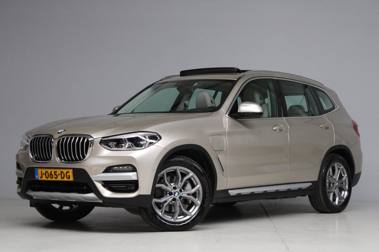 BMW X3 - XDrive30e [ panoramadak head-up elek. trekhaak camera leder dodehoek detectie rijstrooksen - AutoWereld.nl