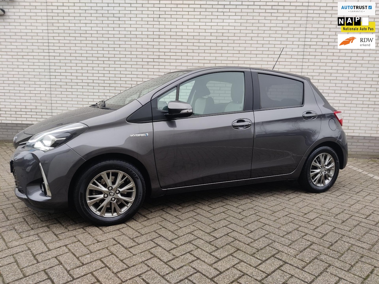 Toyota Yaris - 1.5 Hybrid Dynamic / ECC / Navigatie / LM Velgen! - AutoWereld.nl