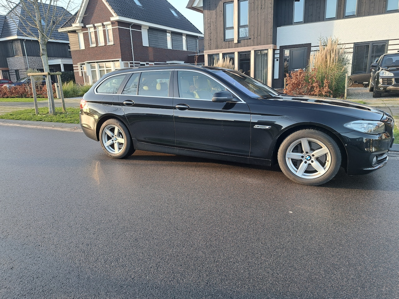 BMW 5-serie Touring - 525d High Executive 218 Pk  Head up/PDC/Camera/ Navi update/luchtvering/trekhaak veel luxe - AutoWereld.nl