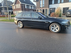 BMW 5-serie Touring - 525d High Executive 218 Pk  Head up/PDC/Camera/ Navi update/luchtvering/trekhaak veel luxe