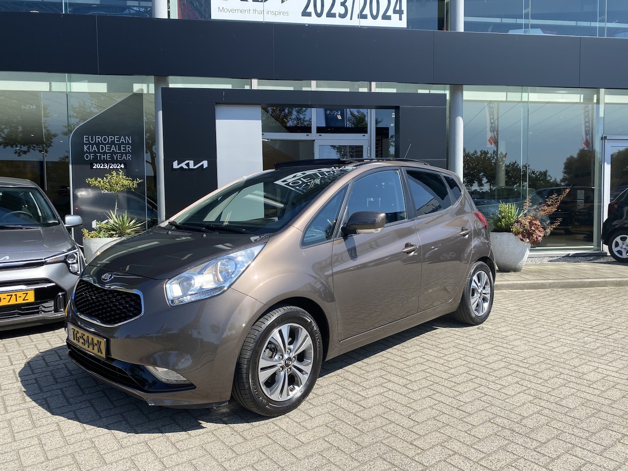 Kia Venga - 1.4 CVVT Edition Panorama Schuifdak Camera pdc Lmv     info;F.Bogaars-0492-588956 - AutoWereld.nl