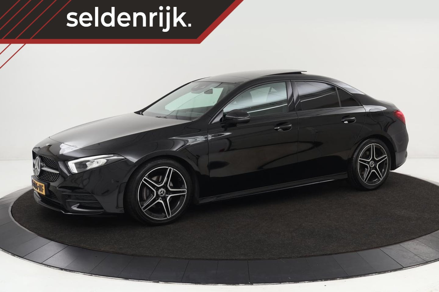 Mercedes-Benz A-klasse - 200 AMG Night | Dealer onderhouden | Panoramadak | Carplay | Trekhaak | Stoelverwarming | - AutoWereld.nl