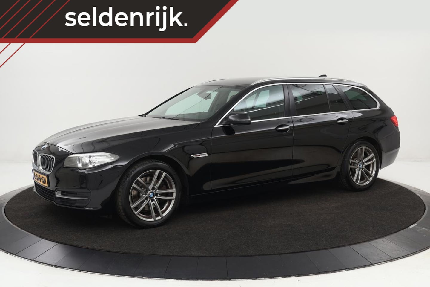 BMW 5-serie Touring - 520d High Executive | Leder | Trekhaak | Stoelverwarming | Navigatie | Xenon | Sportstoele - AutoWereld.nl