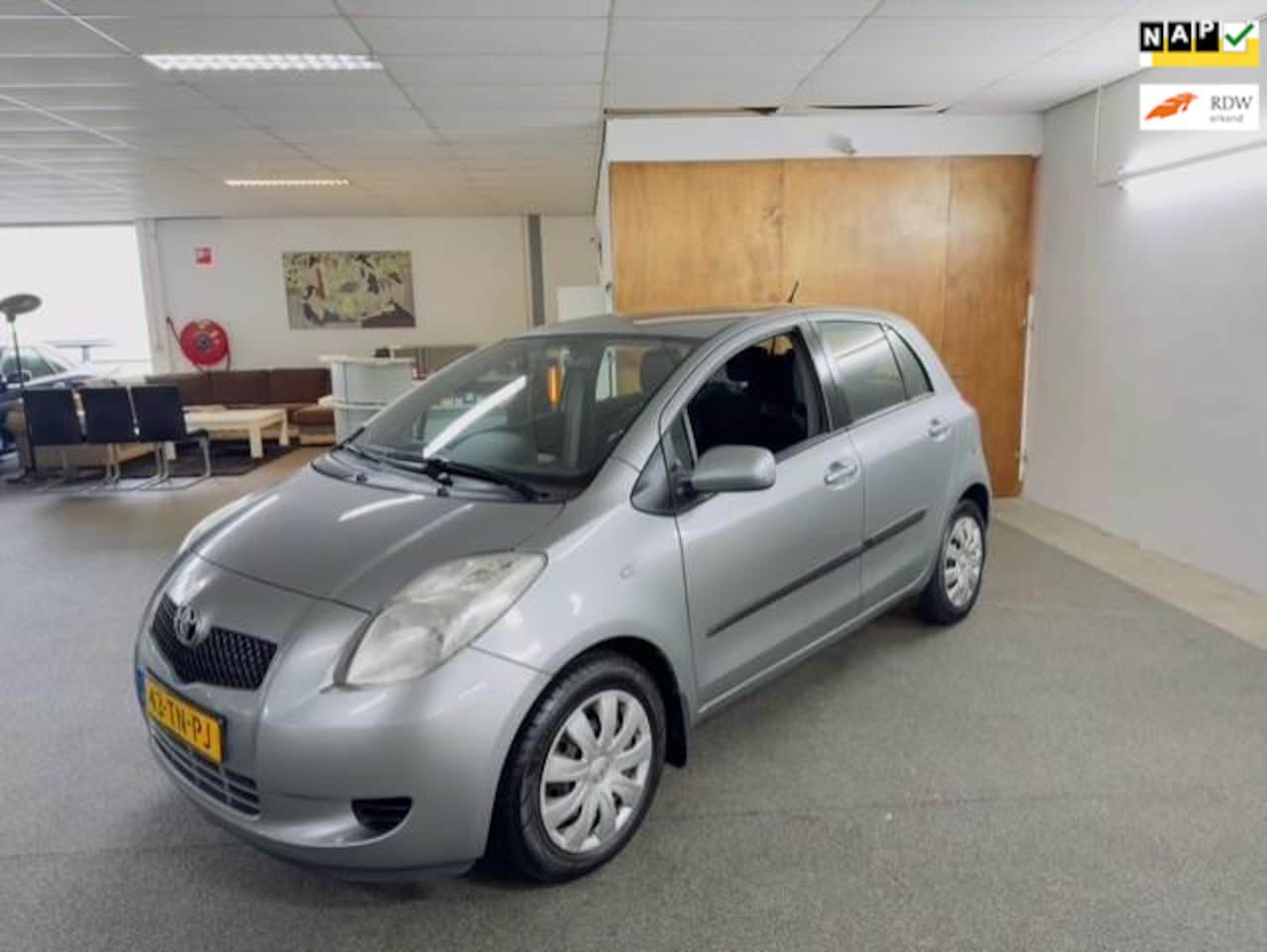 Toyota Yaris - 1.3 VVTi Sol MMT Apk Nieuw,Automaat,Airco,E-Ramen,N.A.P,Radio - CD Speler,2 sleutels,Topst - AutoWereld.nl