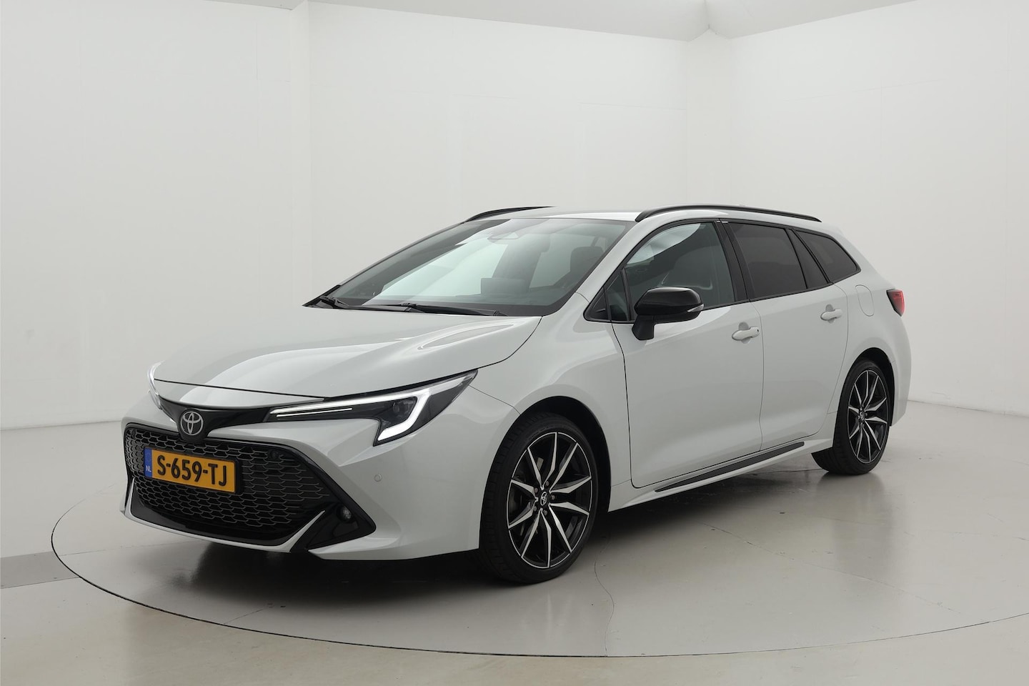 Toyota Corolla Touring Sports - Hybrid 200 GR Sport Plus Dodehoek JBL Trekhaak - AutoWereld.nl