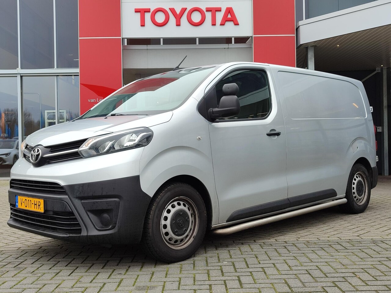 Toyota ProAce Worker - 1.6 D-4D COOL COMFORT ROLSTOELBUS PARK-SENSOREN 4S-BANDEN BLUETOOTH AIRCO CRUISE - AutoWereld.nl