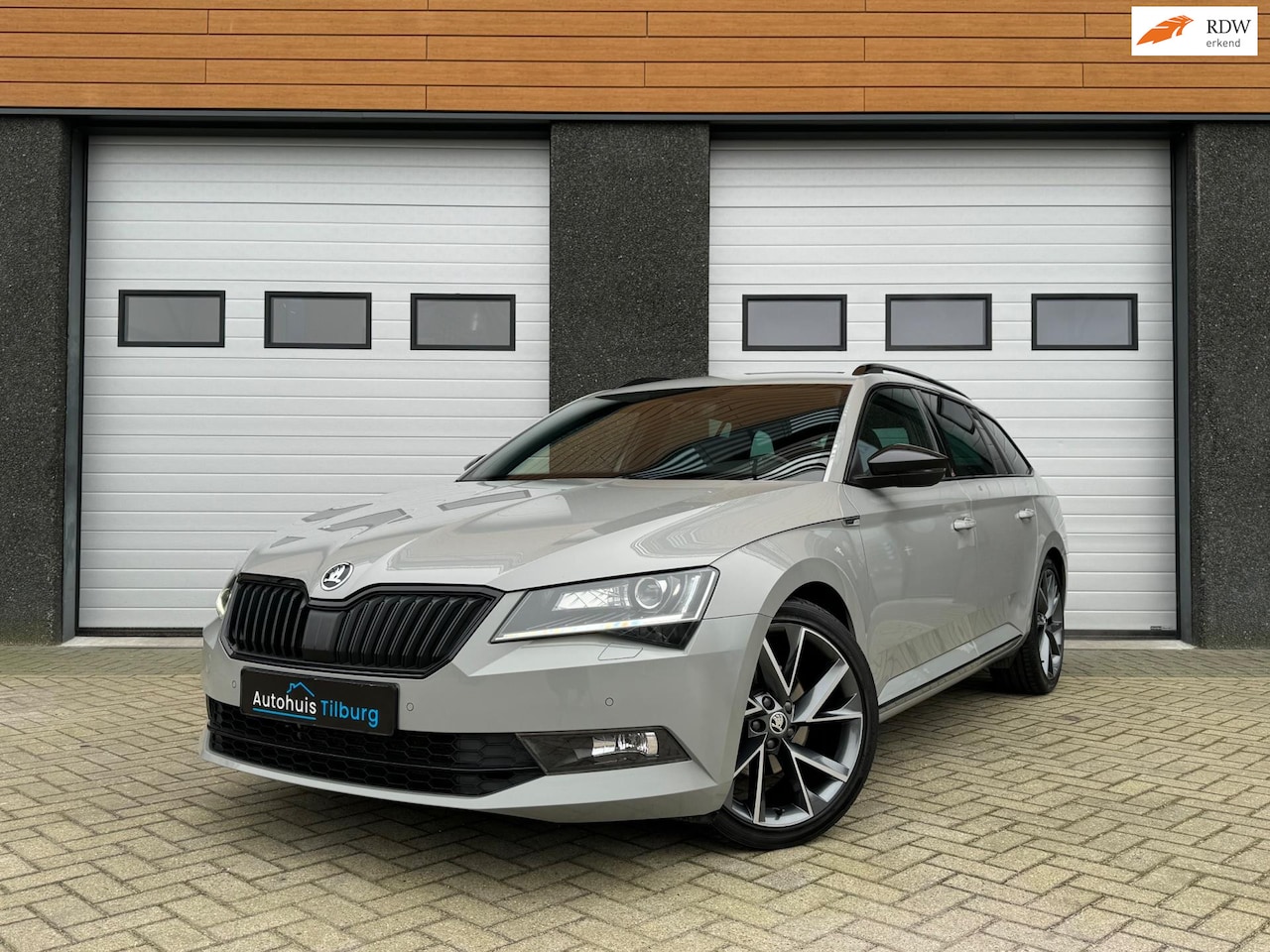 Skoda Superb - 2.0 TSI Sportline Business 220 PK Navi Camera - AutoWereld.nl