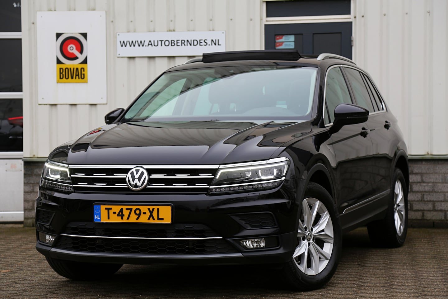 Volkswagen Tiguan - 2.0 TSI 220PK 4Motion Highline*Perfect Onderh.*Panodak/ACC/Sfeer/Digi.klokken/Stoelverw./S - AutoWereld.nl