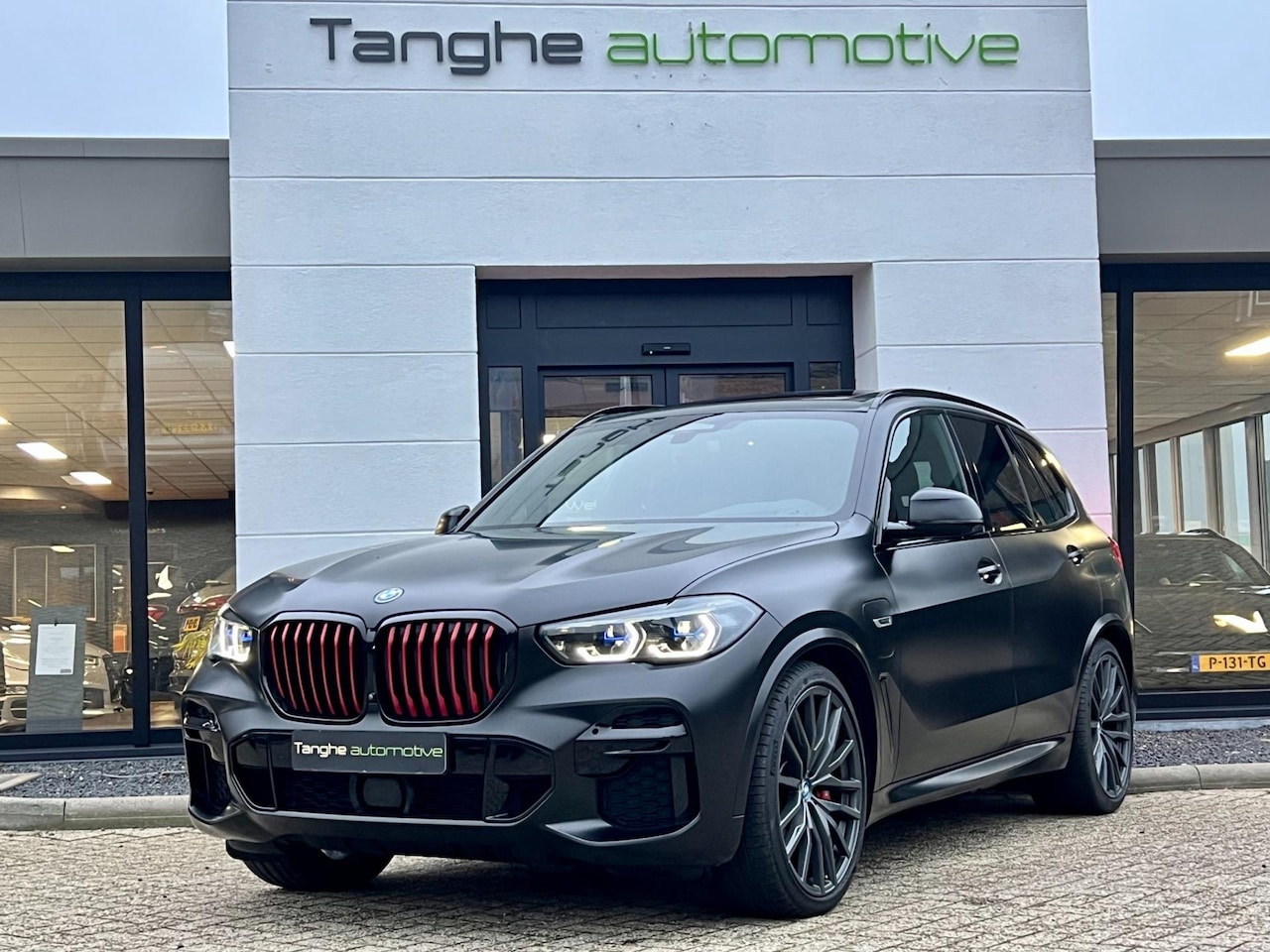 BMW X5 - 45e, Lim. Edition Vermilion, Panodak, Trekhaak, ACC, HUD, Crafted, Alcantara - AutoWereld.nl