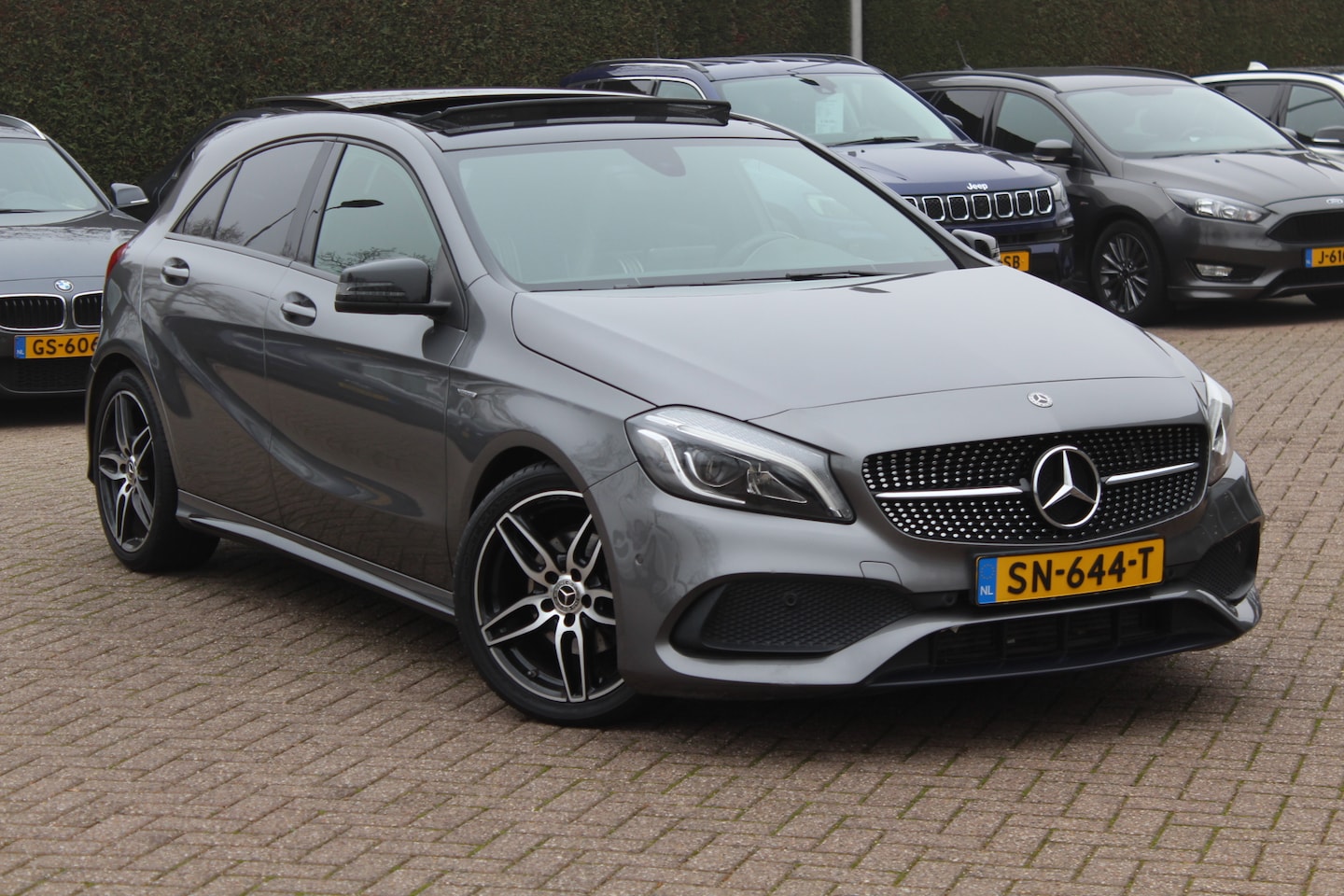 Mercedes-Benz A-klasse - 160 AMG / Panoramadak / Camera / Apple CarPlay / Leder&Alcantara / 18'' / Night Pakket / L - AutoWereld.nl