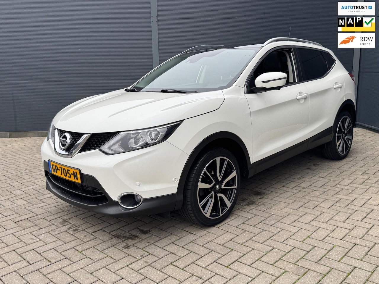 Nissan Qashqai - 1.2 Tekna / Pano / 360 Camera / Nap / Trekhaak - AutoWereld.nl