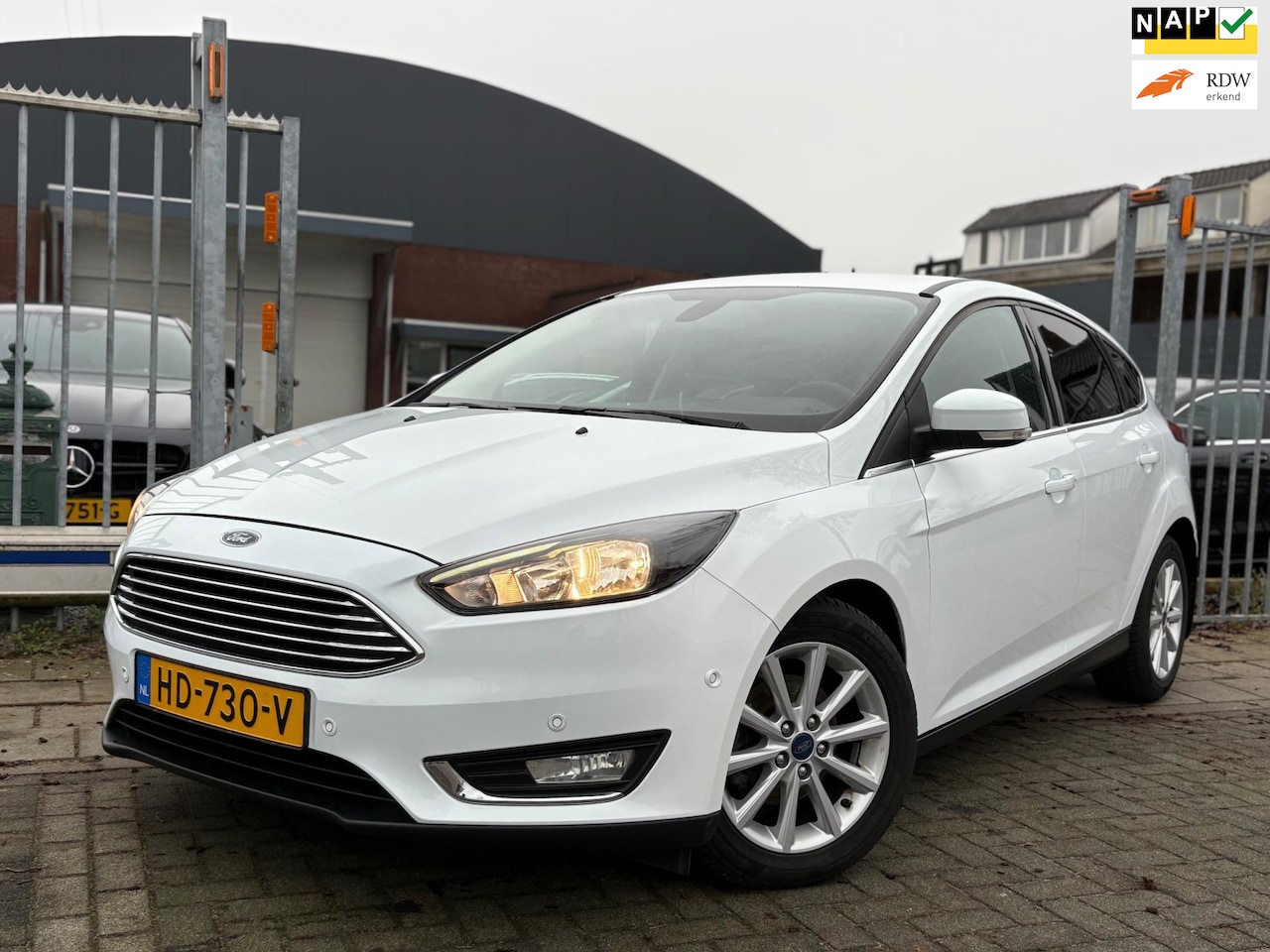 Ford Focus - 1.0 Titanium|Luxe uitv | Navigatie | trekhaak | 16” LMV | Climate control | - AutoWereld.nl