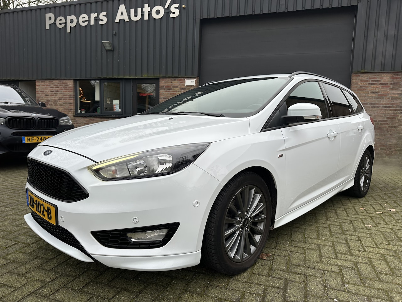 Ford Focus Wagon - ST -LINE . 140 PK pakeer hulp Navi sportvelgen enz 1.0 stoel verwarming - AutoWereld.nl