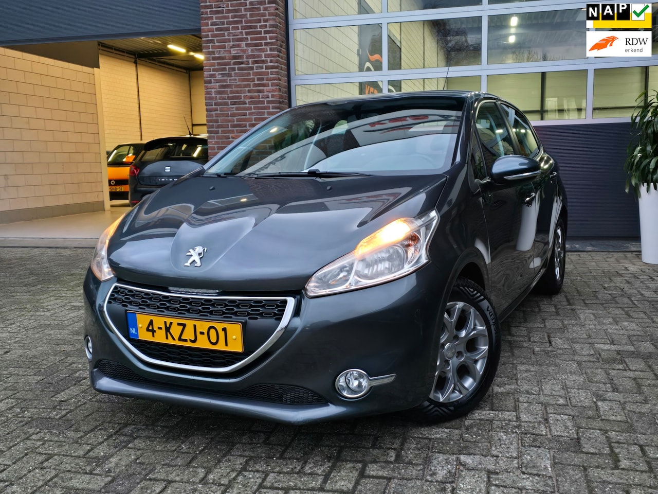 Peugeot 208 - 1.2 VTi Active Apk |Nap |Navi |Airco |PDC - AutoWereld.nl