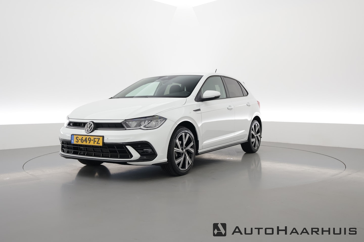 Volkswagen Polo - 1.0 TSI R-Line DSG | Navi | 17" | Apple CarPlay | Travel Assist | IQ Lader - AutoWereld.nl