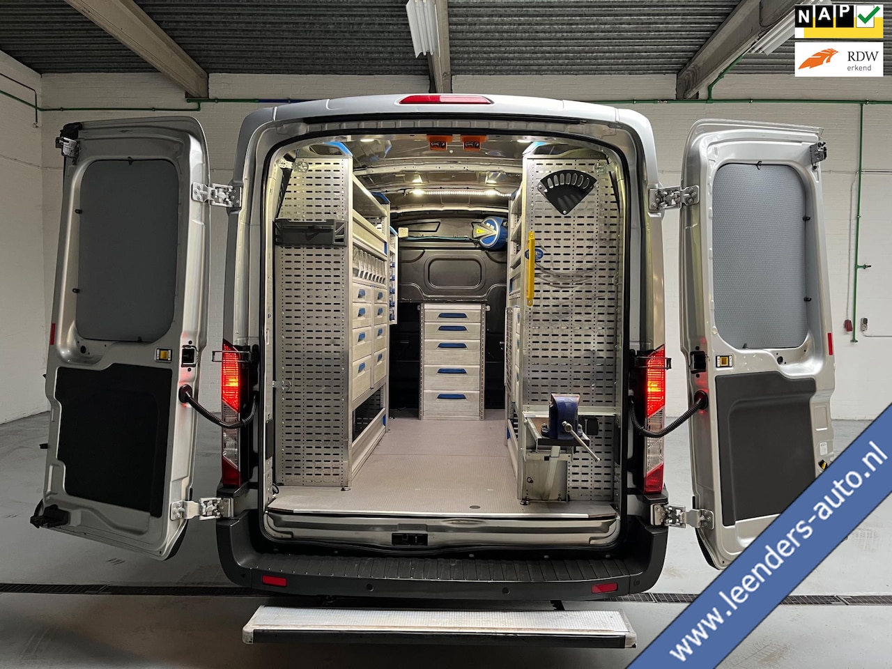 Ford Transit - SERVICEWAGEN 350 2.0 TDCI EURO6 L2H2 TREND 3PERSOONS, SORTIMO INRICHTING AIRCO CAMERA GRIJ - AutoWereld.nl