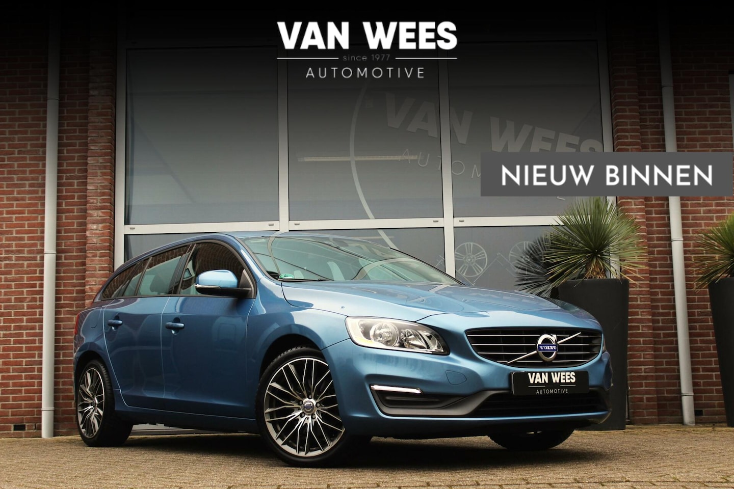 Volvo V60 - 2.0 D4 Summum | 181 pk | 2e eigenaar | NL auto | Cruise-control | Navi | 18 inch | NAP | P - AutoWereld.nl