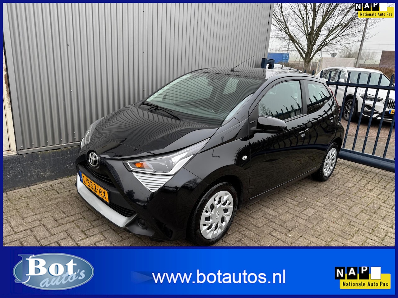 Toyota Aygo - 1.0 VVT-i x-play AIRCO / CAMERA / CARPLAY / INCL BTW / 1E EIGENAAR - AutoWereld.nl