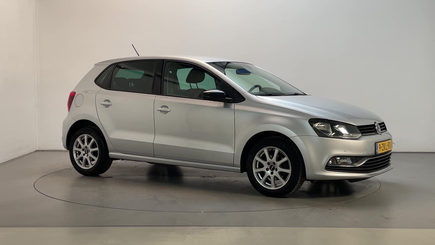 Volkswagen Polo - 1.2 TSI First Edition Parkeersensoren Airco Stuurbediening - AutoWereld.nl