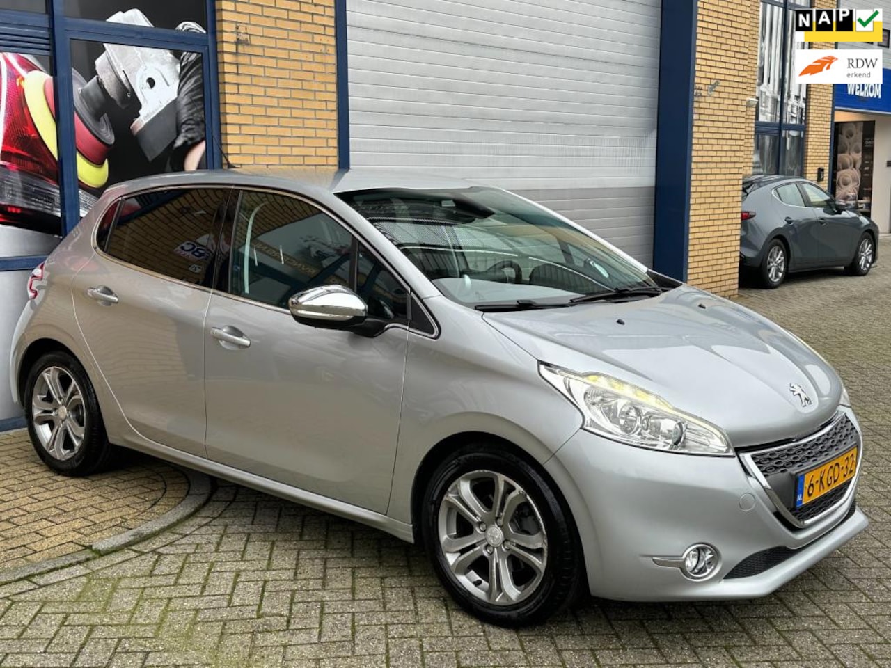 Peugeot 208 - 1.6 Vti Allure 1.6 VTi Allure, lichtmetaal, climat control, navigatie, pdc, cruise control, nap, apk, inr - AutoWereld.nl