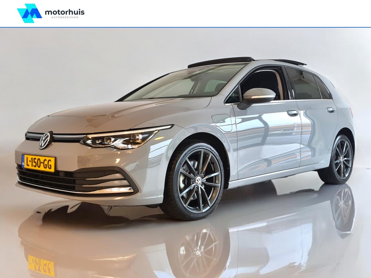 Volkswagen Golf - 1.4 eHybrid 204pk DSG Style AUTOMAAT NAVI LED PANO WINTERPACK - AutoWereld.nl