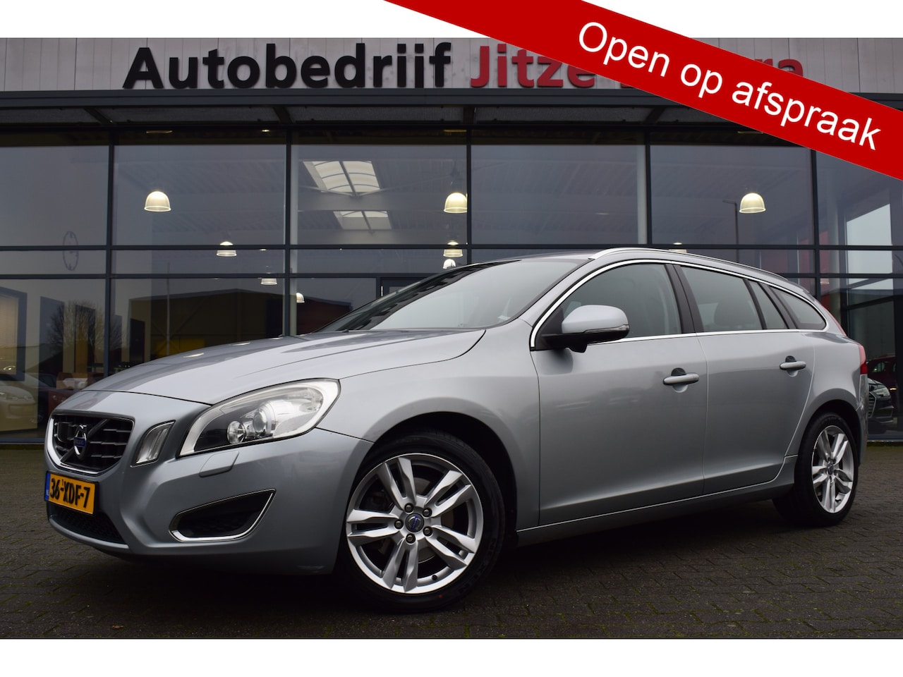 Volvo V60 - 1.6 T3 Summum 150pk Leder | Stoelverwarming | Trekhaak | Xenon | Schuifdak | Navigatie - AutoWereld.nl