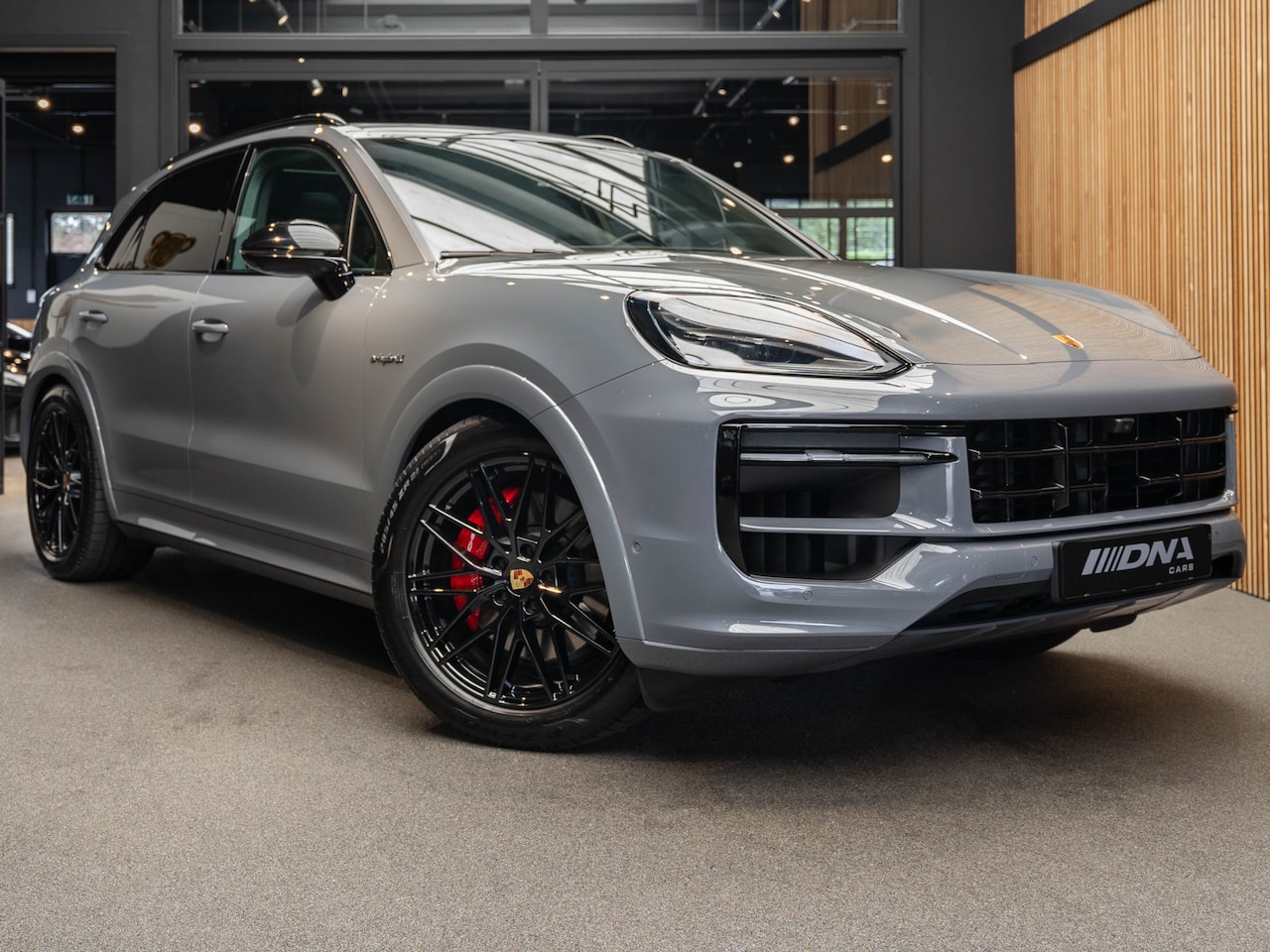 Porsche Cayenne - E-Hybrid Sport Design Passenger Display 3.0 E-Hybrid Pano Bose Volleder - AutoWereld.nl