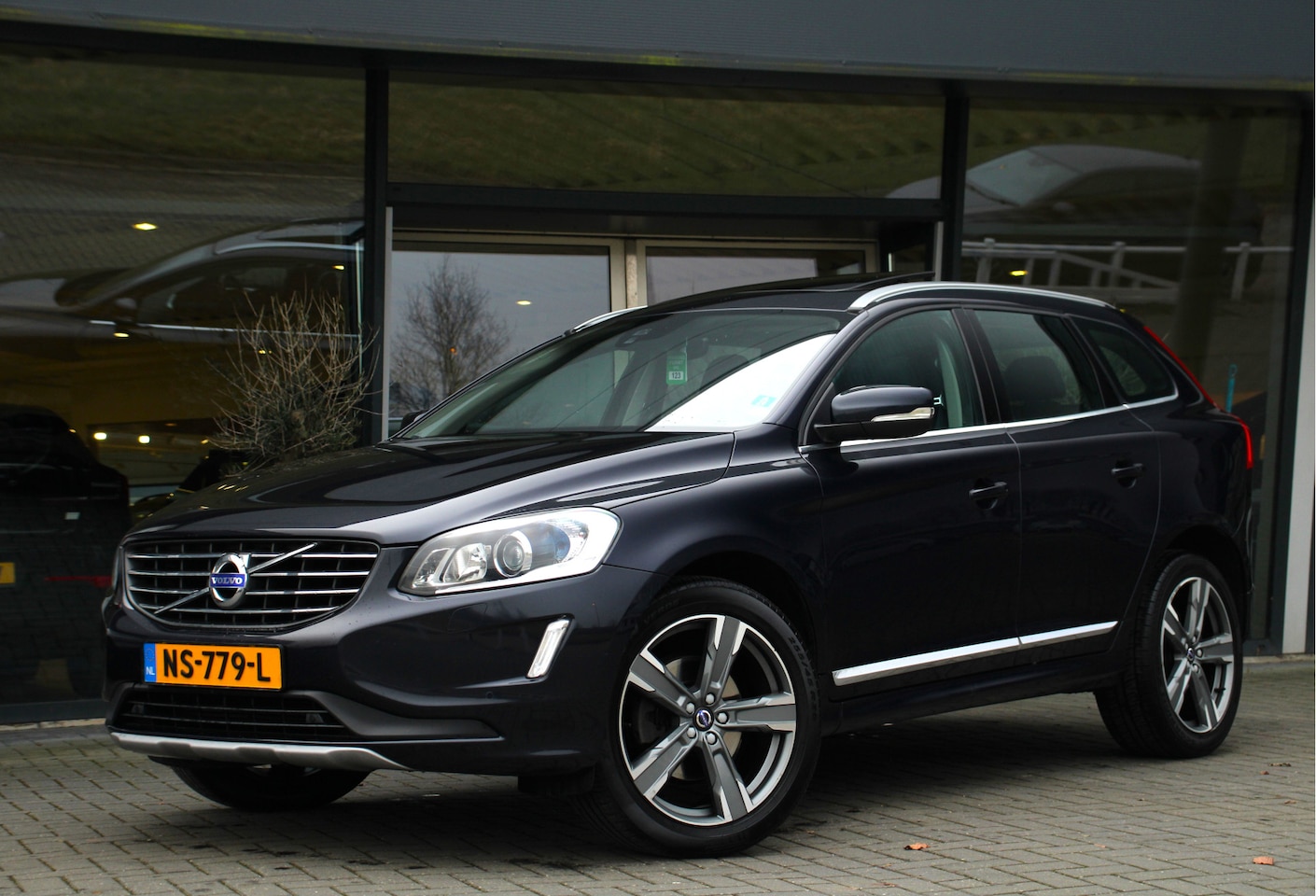 Volvo XC60 - 2.4 D5 AWD Summum | Standkachel | Panoramadak | Bi-Xenon | Cruise Control | Camera | Verwa - AutoWereld.nl