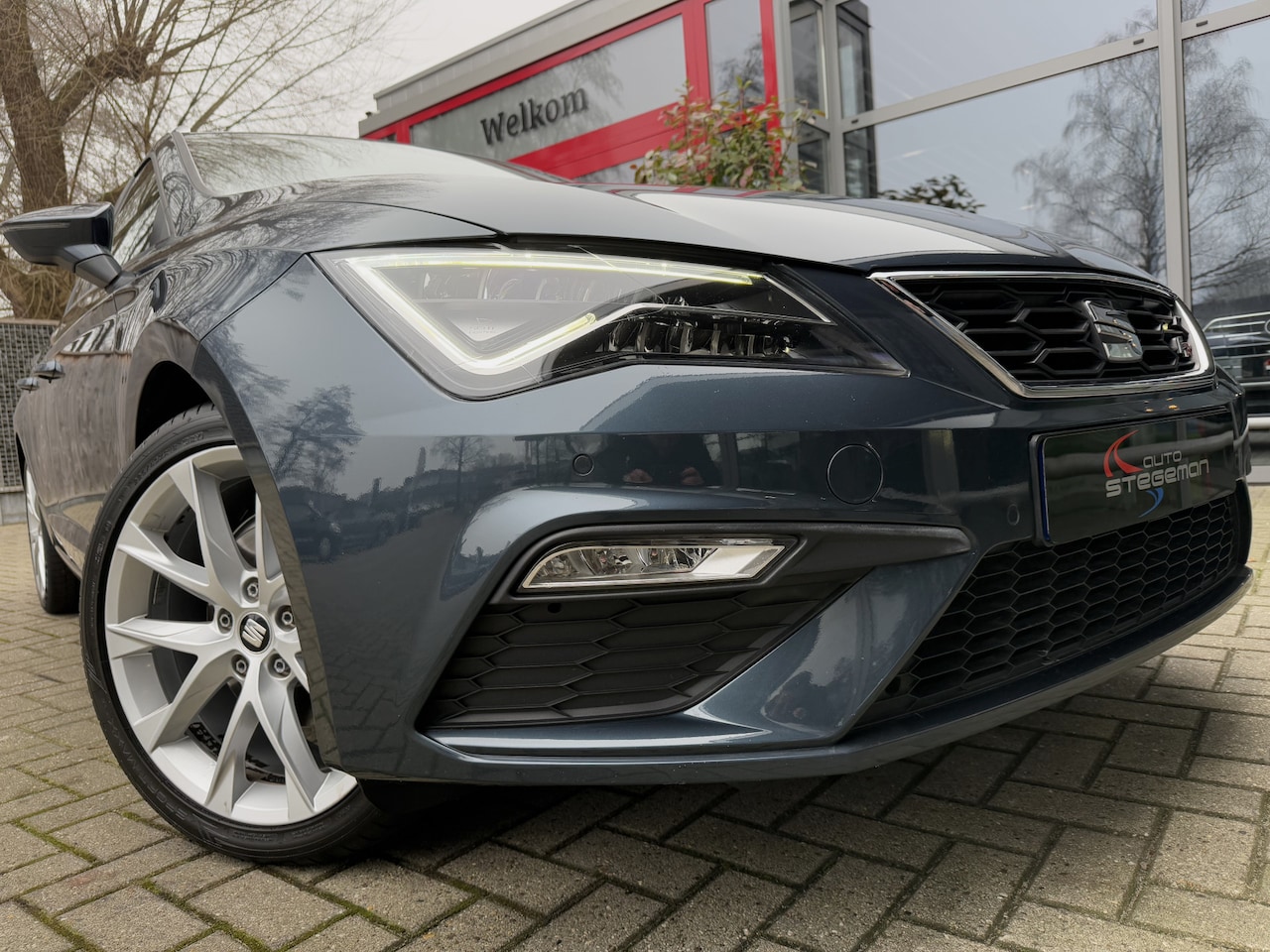 Seat Leon ST - 1.5 TSI 150PK AUT. FR *!* NAVI/ CARPLAY/ LED/ 18 INCH/ TREKHAAK *!* - AutoWereld.nl