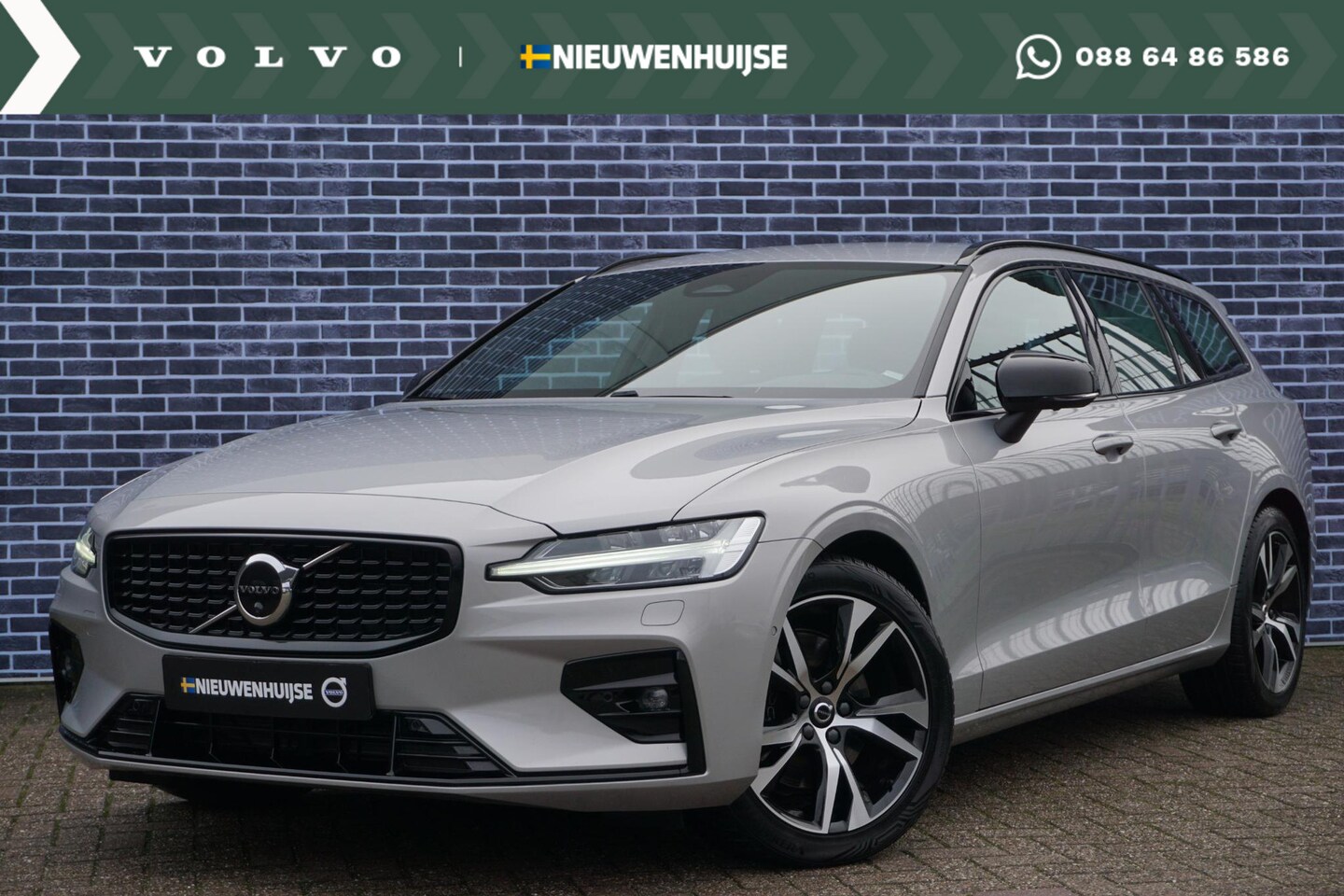 Volvo V60 - 2.0 B3 Plus Dark | 18" licht metalen velgen | bestuurders stoel met memory stand. parkeers - AutoWereld.nl