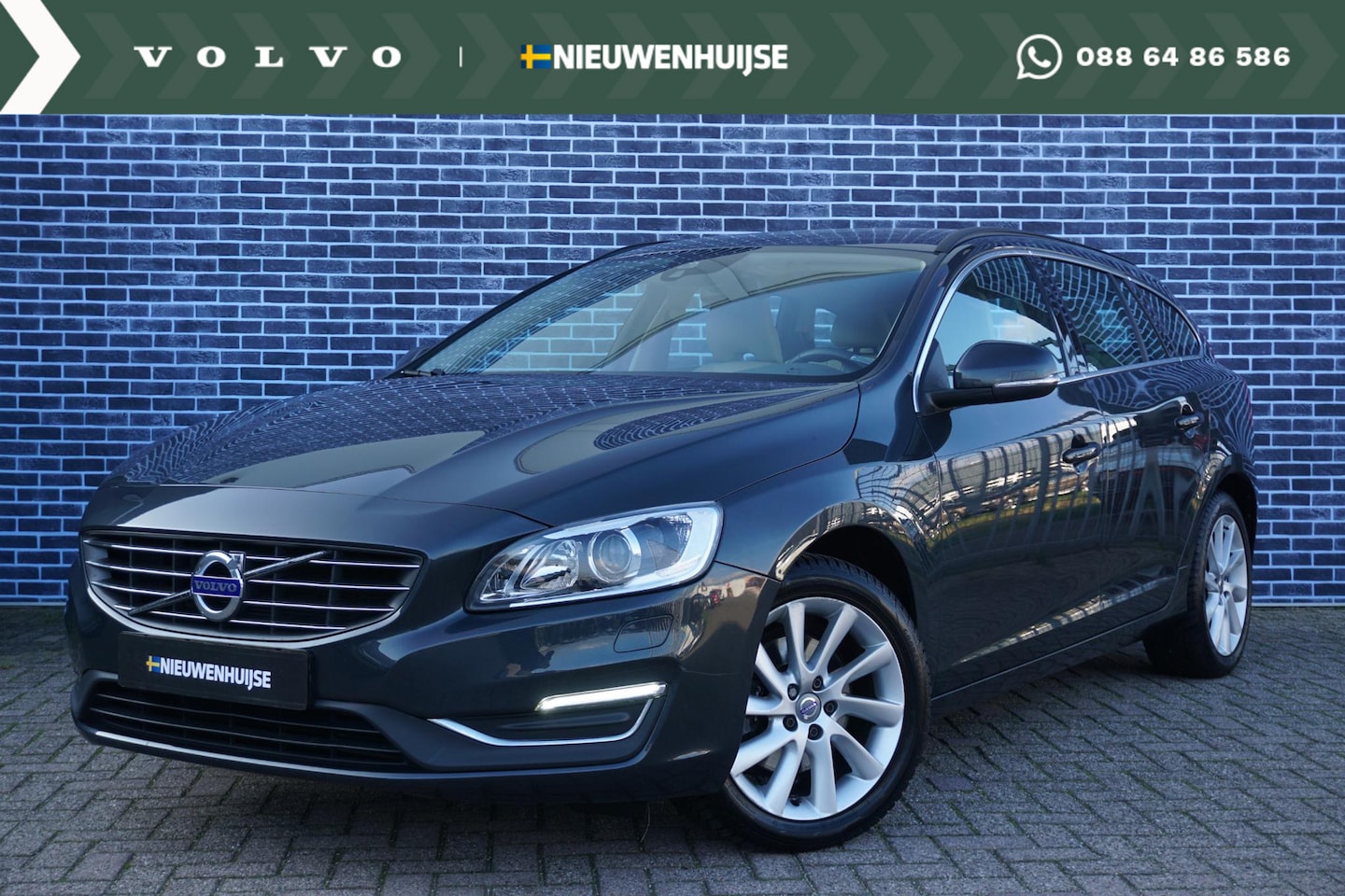 Volvo V60 - 2.0 D3 Momentum | Trekhaak | Leder | Bi-Xenon | Stoelverwarming | Family line | High perfo - AutoWereld.nl