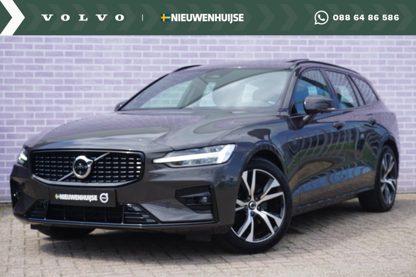 Volvo V60 - 2.0 B3 PLUS DARK | Trekhaak | Panorama-schuifdak | 360° camera | stoel + stuurverwarming | - AutoWereld.nl