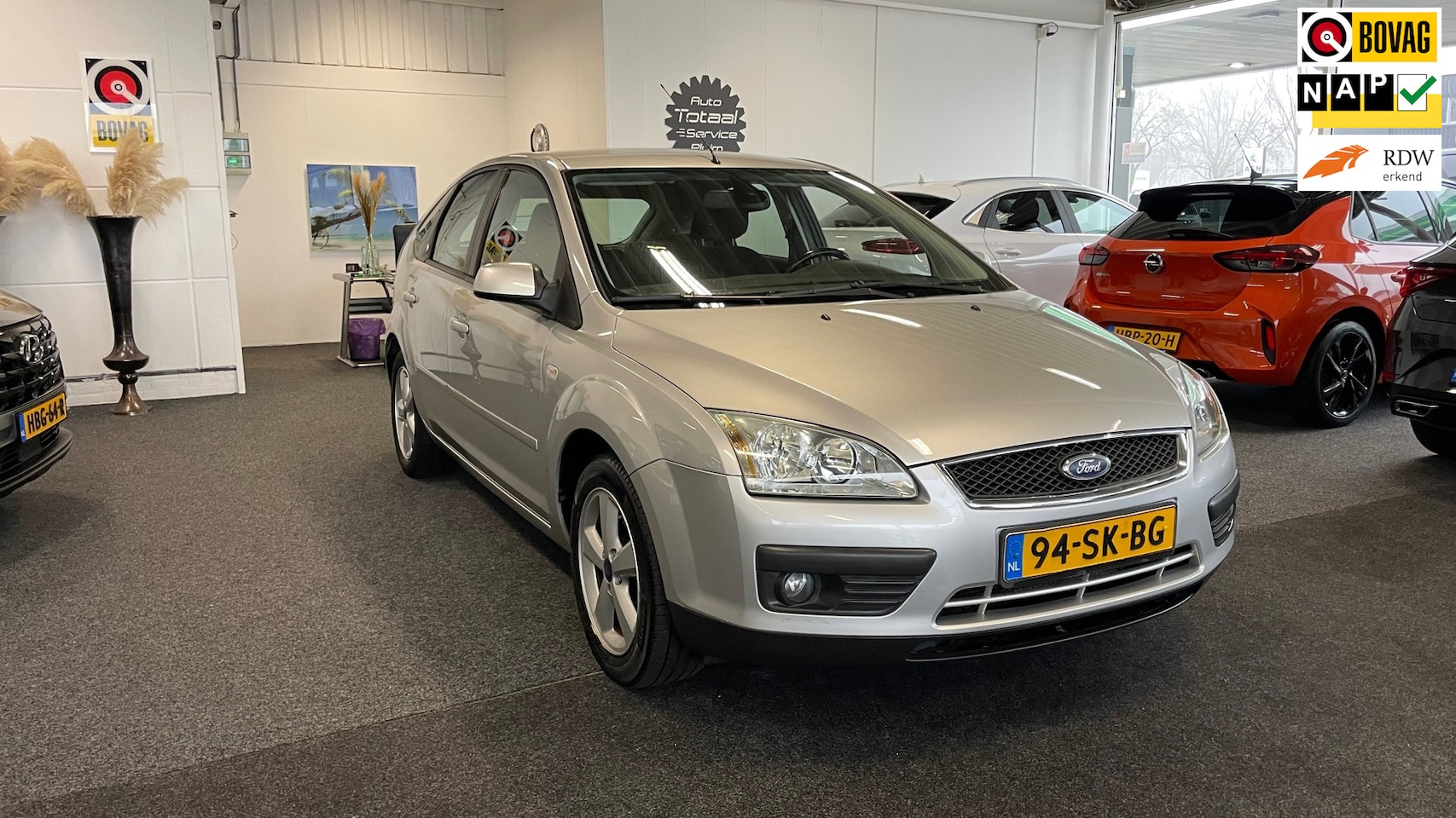 Ford Focus - 1.6-16V Ghia 1.6-16V Ghia, Airco, Cruise, Trekhaak, Lichtmetaal. - AutoWereld.nl