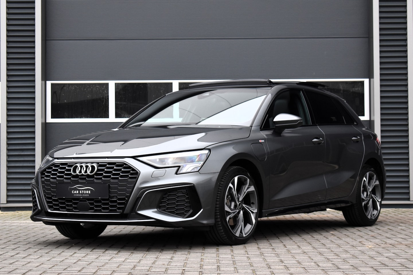 Audi A3 Sportback - 40 TFSI e / 3 X S-LINE / PANO / LED MATRIX / CAMERA / ACC / DAYTONA GREY PEARL - AutoWereld.nl