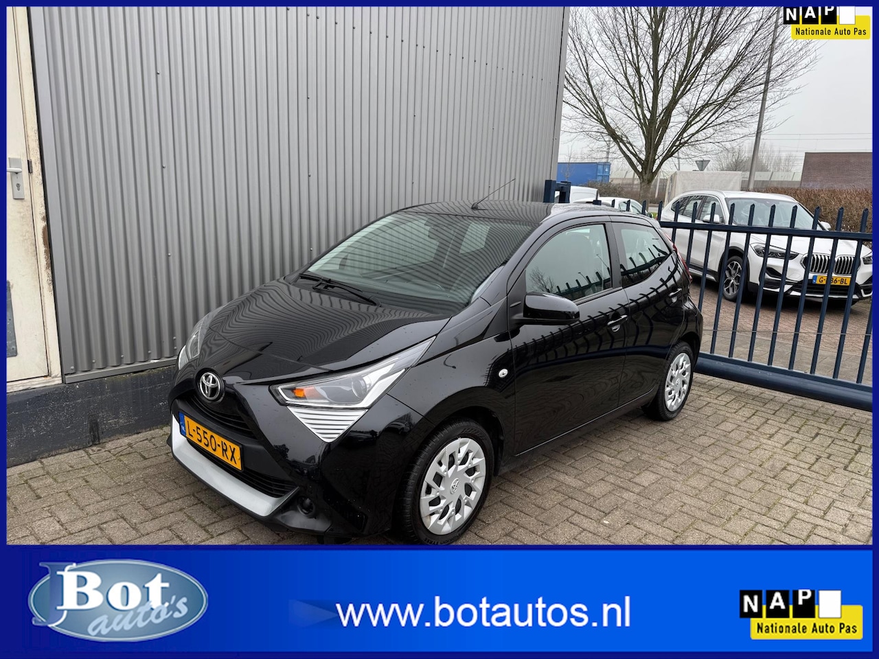 Toyota Aygo - 1.0 VVT-i x-play AIRCO / CAMERA / CARPLAY / INCL BTW / 1E EIGENAAR - AutoWereld.nl