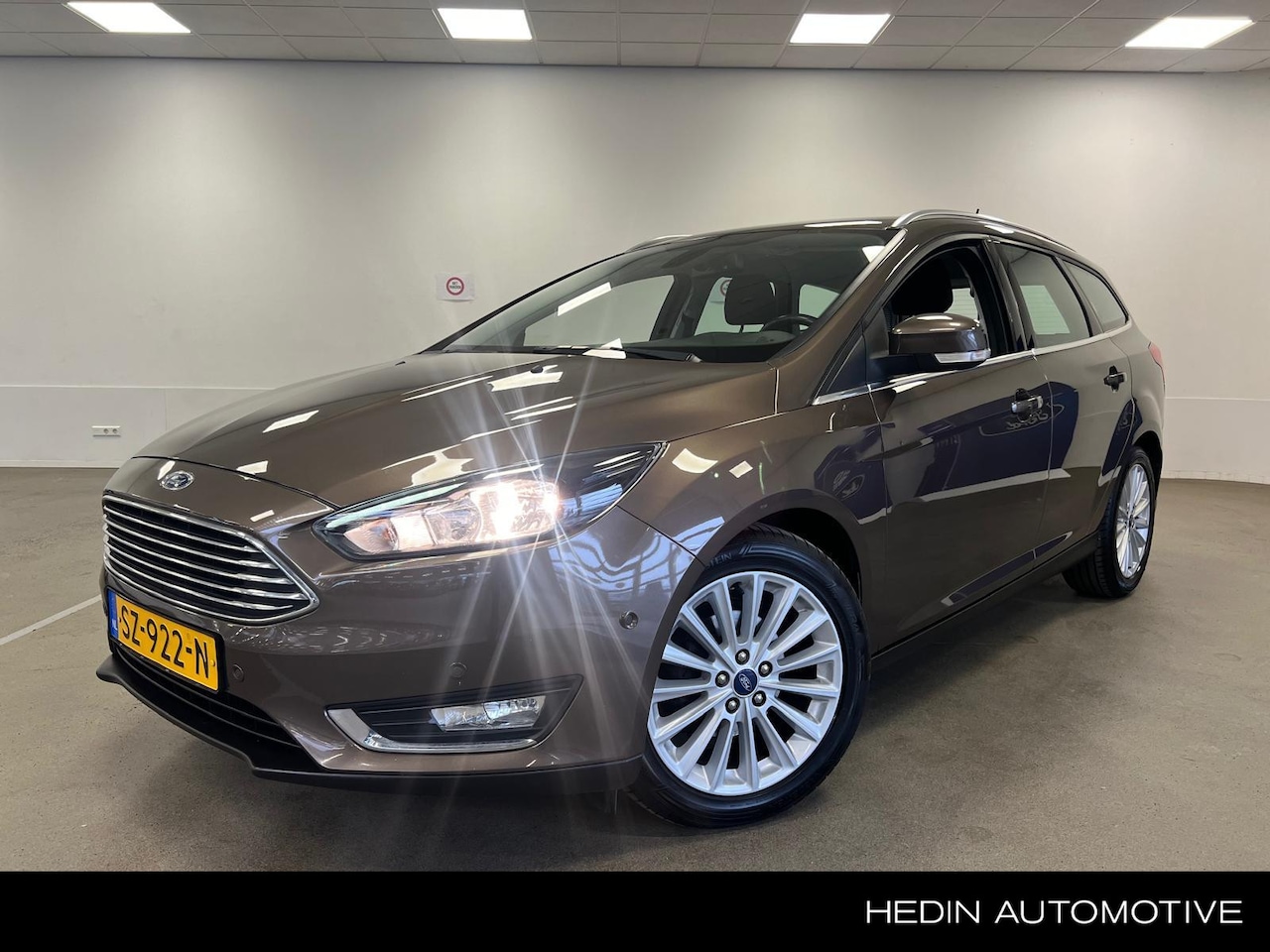 Ford Focus Wagon - 1.0 Titanium | Trekhaak | Camera | Navigatie | Climate Control | 17 Inch | Cruise Control - AutoWereld.nl