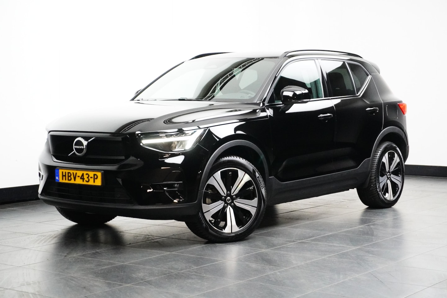 Volvo XC40 - Recharge Core 70 kWh | Trekhaak| Camera | Stoel/Stuur verwarming| Zeer lage km stand.! - AutoWereld.nl