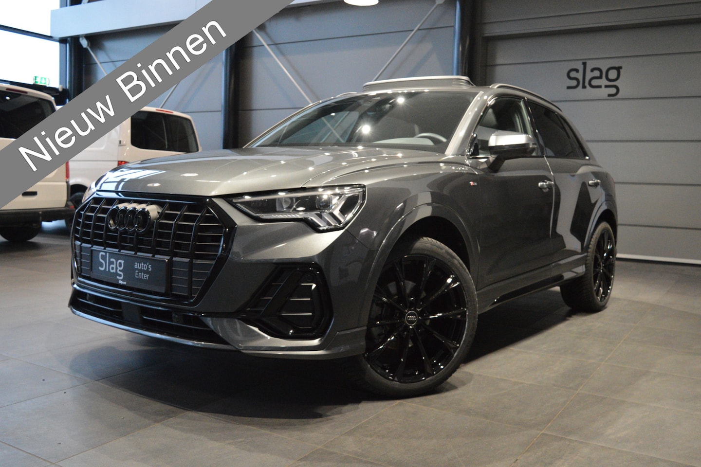 Audi Q3 - 35 TFSI S-LINE Black navi pano camera trekhaak 20 inch !! - AutoWereld.nl